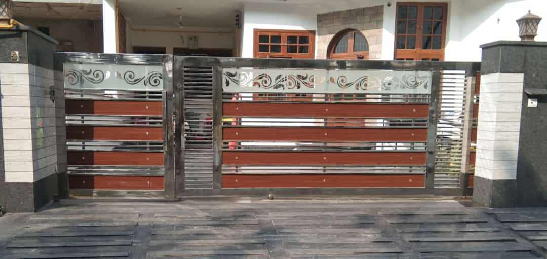 Black ribbed gate