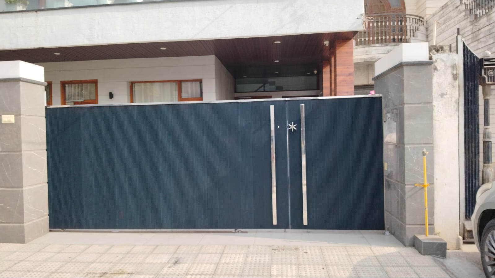 Minimal steel gate