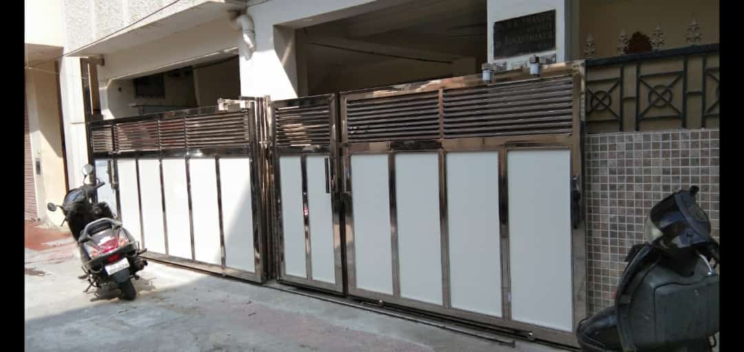 White panel gate